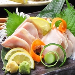 【熟成鶏の低温調理刺し】鶏肉を熟成させることにより鶏本来の旨味と柔らかさを引き出しました