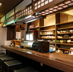 カウンター席6卓ございます。