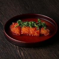 サーモン料理など、お酒のお供にピッタリなメニュー多数