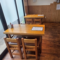 【テーブル席で楽しいひと時を】当店の4人用テーブル席は2つご用意しており、テーブルを繋げることで最大9名様までのご利用が可能です。大人数でもリラックスしてお楽しみいただける空間で、友人や家族との特別な時間をお過ごしいただけます。お気軽に飲み会や宴会などにご利用ください！ご相談ご連絡お待ちしております！