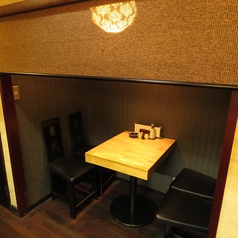 カウンター席の後ろには、すだれで簡単な仕切りができる半個室のお席もあります。親しいご友人との会食やデートのご利用に最適です。浅草観光や参詣の後に是非お立ち寄りください。心のこもった一品料理と絶品のおそばが貴方をお待ちしています。