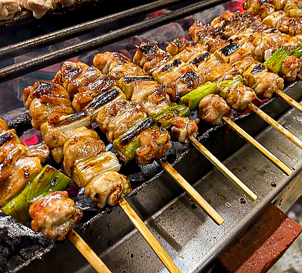 炭火で焼かれた焼鳥の美味しさは格別です。ジューシーな鶏肉とネギの香ばしい香りが食欲をそそります