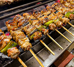 炭火で焼かれた焼鳥の美味しさは格別です。ジューシーな鶏肉とネギの香ばしい香りが食欲をそそります