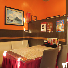 落ち着いた雰囲気となっており、ボトルが並ぶ棚など、細部にわたる装飾が異国情緒を引き立てます。ご友人同士やカップルで、本格的なインド・ネパール料理をお楽しみいただけます。