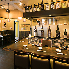温かな灯りに包まれたカウンター席は、ずらりと並ぶ日本酒・焼酎のボトルが雰囲気を一層引き立てる大人の特等席。目の前では職人が炭火で焼き上げる調理風景を楽しめ、香りや音まで食欲をそそる臨場感が魅力です。お一人様のしっぽり飲みや、少人数で静かに語らう時間にも最適な、みや田自慢の人気カウンターです。