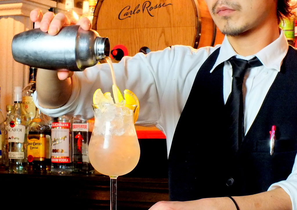 メインカウンター　本格カクテルを是非！