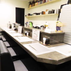 8人利用できるカウンター席は、気の合う仲間と会話を楽しむのに最適です。料理を囲んで特別なひとときをお過ごしください。