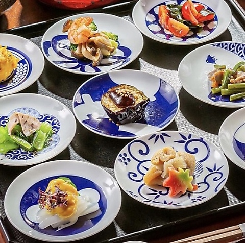 和洋折衷のこおばんざいや創作料理と地酒をどうぞ