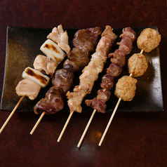 香ばしく焼き上げる焼鳥盛り合わせ
