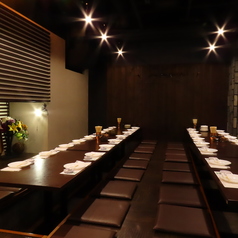 お座敷席は、小さなお子様連れの家族にとっても安心です。子供が動きやすく、周囲を気にせず遊ぶことができるため、家族全員がリラックスして過ごせます。