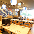【大小さまざまなお席をご用意】店内は温かみのある明かりで雰囲気抜群♪気の合うお友達との飲み会や女子会などに是非ご利用ください。お席は人数に合わせてご用意できます。ご相談ください！新鮮な海の幸を味わいながら、ゆったりとおくつろぎください。