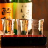 【日本酒飲み比べセット】月替わりでご用意している全国各地の選りすぐりの日本酒を飲み比べでお楽しみいただけます。日本酒好きはもちろんのこと、日本酒に詳しくない方もお好みの日本酒が見つかるはず！