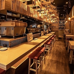 全8席ご用意しているカウンター席は、お一人様や少人数でのご利用に最適です。お仕事帰りのサク飲みや、少しだけ落ち着いて食事をしたい時にぴったり。シックな雰囲気の店内で、目の前で活気を感じながらゆっくり寛げます。