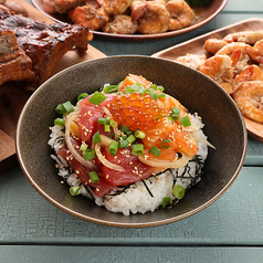 【ボリューム満点】マグロとサーモンのぽき丼◆一皿で満足できるボリューム感と人気抜群！の写真