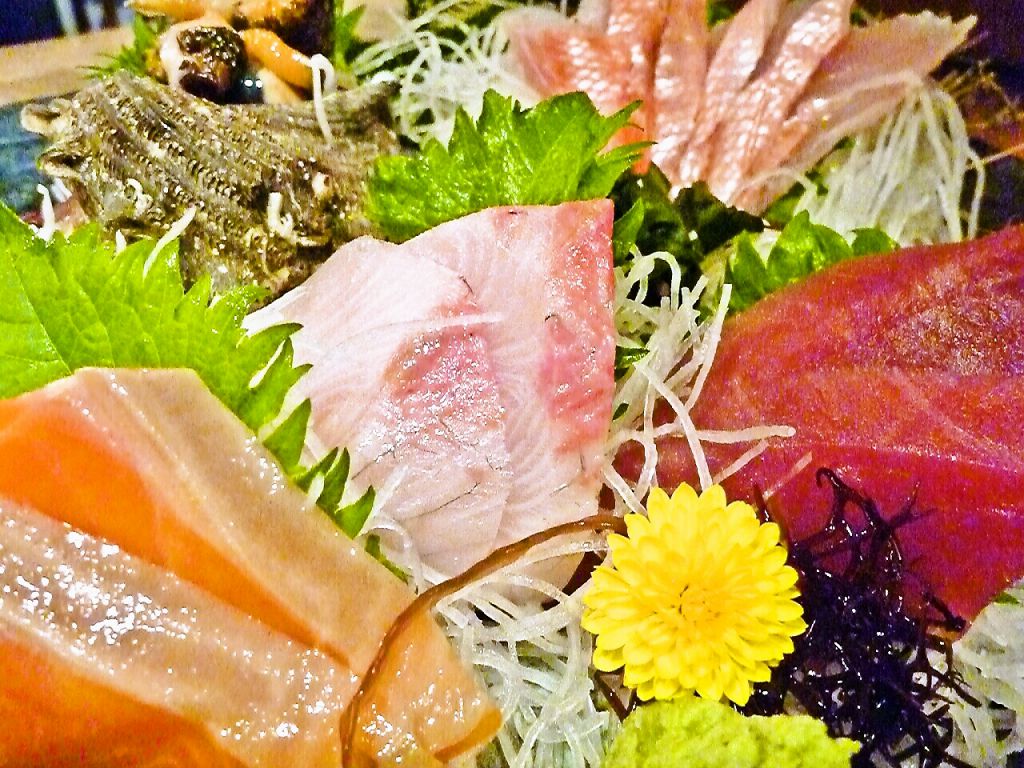 リーズナブルに新鮮な海の幸を堪能できます♪写真は七福自慢の特選刺盛り