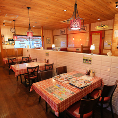 4名掛けのテーブル席