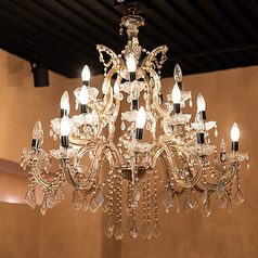 シャンデリアのあるシンプルで癒やしの雰囲気半個室に変更をお願い致します