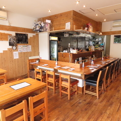 【カウンター席でリラックス】当店のカウンターは9席ご用意しており、ひとりでのリラックスタイムにもぴったりです。デートや少人数での飲み会にも最適な空間で、おしゃれな雰囲気の中、こだわりのドリンクを片手に過ごす贅沢な時間と心温まる料理をお楽しみいただけます。ぜひ、特別なひと時をお過ごしにいらしてください