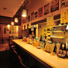 お仕事終わりの一杯にも♪お一様も大歓迎！【深夜2時まで営業】しているのでフラッと１杯から立ち寄れます。「ちょっと一杯」が「気づけば長居」に変わる、“沼る”空間。陽気なメンバーと一緒に楽めるお席です。