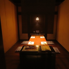 地下1階に半個室の掘りごたつ席をご用意。落ち着きのあるプライベートな空間が広がり、接待利用にもうってつけです。