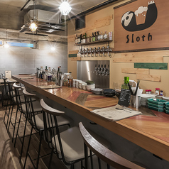 【カウンター席1名様掛け×8】木の温もりを感じるカウンター席は、落ち着いた雰囲気で一人飲みに最適。お好みのビールをじっくり味わえます。