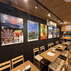 〈テーブル4名×8〉テーブル席では友人とゆったりとした時間をお過ごしいただけます♪賑やかで、活気に満ちた空間が魅力的です◎