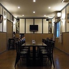 店内には、使い勝手の良いテーブル席もございます。少人数から中人数まで、カジュアルにお食事を楽しみたい方におすすめです♪