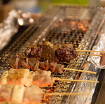 備長炭でじっくり焼き上げる「牛タン」や「牛ハラミ」の七輪焼きや旬魚の串焼きは絶品です！