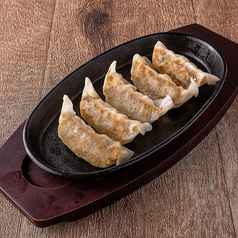 熱々鉄板焼き餃子