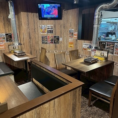 テレビ完備で会話も弾む、カジュアルな雰囲気のテーブル席。