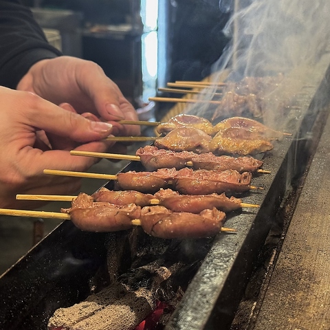 備長炭で焼き上げる絶品串！ワインや日本酒など豊富に取り揃え！