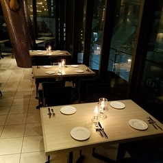 4名様用の窓際テーブル席。ガラスの開放的な空間で素敵なひとときをお楽しみください!!