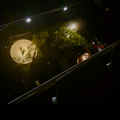 店内は限定6席のみのカウンターテーブル！お客様がゆっくりとおくつろぎ頂ける空間です。お料理を美味しいだけでなく創り、感じる、そんな5感を刺激する”美食の舞台”をこの特等席でお楽しみいただけます。