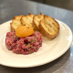 国産牛もも肉のタルタルと卵黄