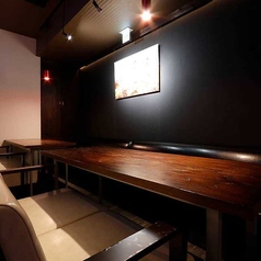 【2~12名様】<シックなスタイルにくつろぐローテーブル&ソファー席>お連れ様との会話を楽しむのにおすすめです。5名様程度までゆったりとお座りいただけるローテーブルを2卓ご用意おり、2卓をつなげれば12名様程度までのご宴会にもご利用いただけます。モダンでシックな調度でくつろぎの時を。※21時まではチャージ無料