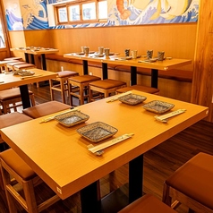 会社の打ち上げや友人との集まりに最適な席です。広々とした空間で、周囲を気にせずゆったりと過ごせるため、自然と会話も弾みます。旬の食材を活かした料理やこだわりのお酒を味わいながら、笑顔あふれる楽しい時間を心ゆくまでお楽しみください。和の落ち着いた雰囲気が心地よさをさらに引き立てます。