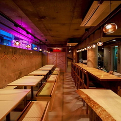 【テーブル席:4名様×5卓】会社の同僚との飲み会や女子会など少人数でのお集まりに◎少人数でゆっくりとお過ごしいただける、使い勝手の良いスタンダードなテーブル席。会社の同僚との飲み会や女子会など、幅広いシーンでご活用いただけます。落ち着いた雰囲気の中で、当店自慢のお料理やお酒と共に至福のひとときをぜひ。