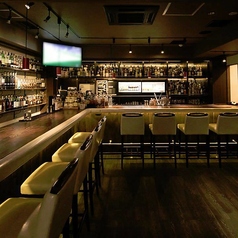 【1~11名様】<ゆったりサイズのスツールが魅力。BARの夜を楽しむカウンター席>奥行きのあるカウンターと、ゆったり座れるホワイトレザーのスツールでくつろぎを演出したカウンター席。ずらりとならぶボトルや、バーテンダーの技を目の前に眺めながら珠玉のお酒の数々をご堪能いただけます。※21時まではチャージ無料