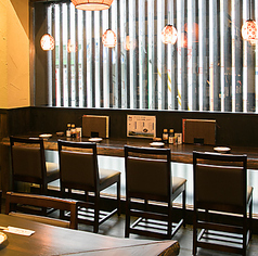 外光が優しく差し込む窓際のカウンター席は、落ち着いた雰囲気の中でゆったりと過ごせる安らぎの空間。お一人様でも気軽に利用でき、仕事終わりの一杯や軽く飲みたい時にもぴったりです。程よい距離感と温かな灯りが心地よく、料理や地酒をじっくり味わえる人気の席です。