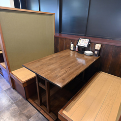 ご家族やご友人とのお食事に使いやすい4名席テーブルを8席完備しております!