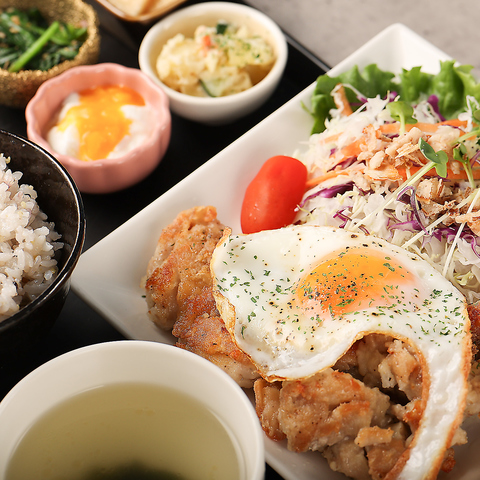 《青を基調としたお洒落な店内》日替わりランチ・スイーツ♪お1人様・女子会も大歓迎!