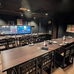 【2階 フロア貸切】20名様～最大30名様まで ご利用人数など相談に応じます！大人数宴会大歓迎◎2階のテーブル席は20名様～フロア貸切が可能です！懇親会、同窓会などの各種宴会やイベント、会社やご親族でのお集まりなど、さまざまなシーンでご利用いただけます。人数やお時間など、お気軽にお問い合わせください！