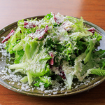 おかわり自由の新鮮グリーンサラダ