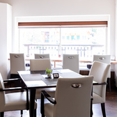 店内を流れるBGMにはこだわっており、様々なジャンルが流れます。また、使用しているスピーカー、アンプと共に非常にリアルな音質で押しつけの少ない柔らかい音が心を癒します。窓には防音用の2重サッシも取り入れております。