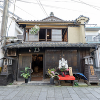 時を超えたおもてなしの空間で、美味しいお肉とデザート