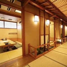 扉と壁に囲まれた完全プライベート空間です◎落ち着いた和の設えが、大切な方との会話をより弾ませてくれます。少人数の接待やデート、ご夫婦でのお食事など、ゆったりと静かに過ごしたいシーンに最適な、安心感のあるお部屋です♪