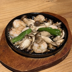 【10/11~10/20】県内産!舞茸と海老の焦がし醤油アヒージョ