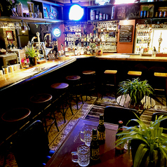 バーの魅力はやっぱりカウンター。スタッフやお隣との会話もお酒のお供に。