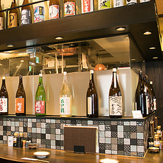 目の前に並ぶ日本酒や焼酎のボトルが圧巻のカウンター席は、みや田ならではの“酒を選ぶ楽しさ”を満喫できる特別な場所。焼き場を近くに感じながら、香り立つ串焼きの音や職人の手さばきを眺められる臨場感も魅力です。少人数でしっぽり語らう時間にも最適な、大人が心から落ち着ける人気の席。