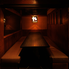 最大5名様ソファータイプの半個室！靴を脱がないでご利用いただけて大人気！2名様用個室はデートにもサク飲みにも♪各種ご宴会に最適な飲み放題付コースはリーズナブルなコースから豪華内容のコースまで豊富にご用意！ご予約・ご相談承ります！お気軽にお問合せ下さい☆ 